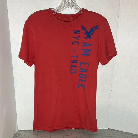 American Eagle Outfitters Red Tee with Blue Graphic - Picture 1 of 9